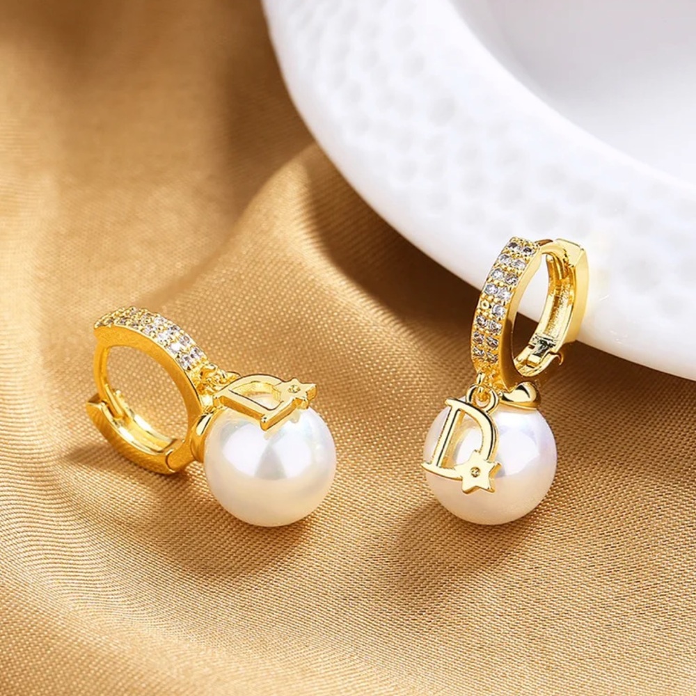 NEW Simulated Pearl Women Earrings Letter D Zircon Stud Earrings Exquisite Gift - Picture 3 of 3
